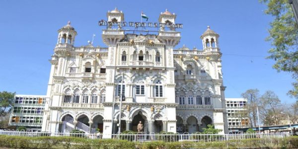 सोलापूर : मुदत संपलेल्या गाळ्यांचा थेट लिलाव करण्याचे पालकमंत्र्यांचे आदेश