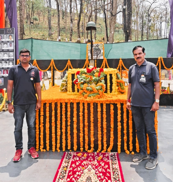 दंतेवाडा हल्ल्याच्या स्मृतीदिनी, हुतात्म्यांना अभिवादन करताना दत्ता शिर्के व इतर कार्यकर्ते