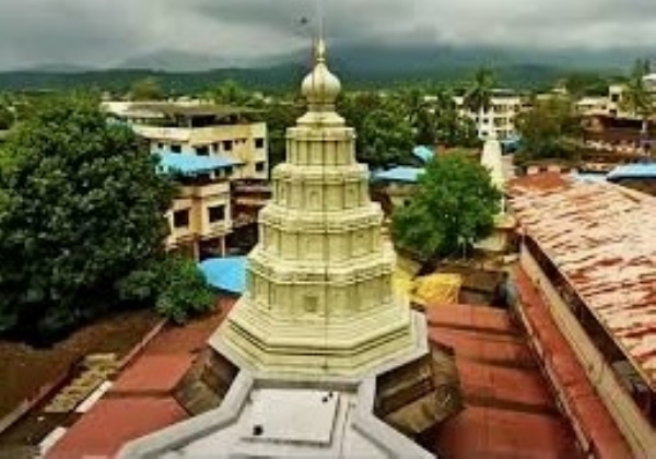 Argument-outside-temple-in-Pal