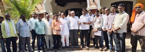 बारदाणा संपला, तूर-चण्याच्या खरेदी थांबली  शेतकरी धडकले जिल्हाधिकारी कार्यालयावर