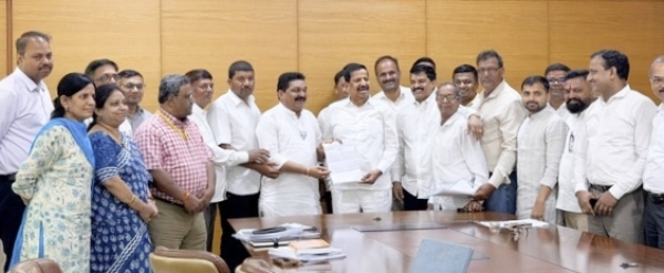 चंदगड शिष्टमंडळ यांचे वनमंत्री गणेश नाईक यांना निवेदन