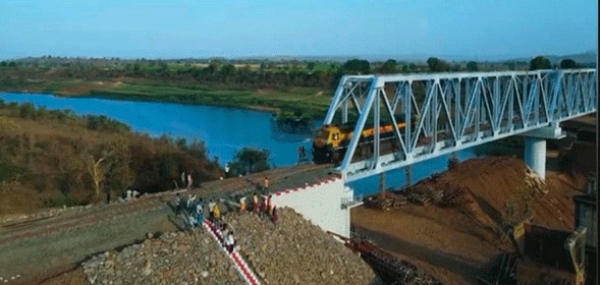 खंडवा-अकोट रेल्वेसेवा लवकरच सुरू होणार तापी पुलावर रेल्वे इंजिनची चाचणी