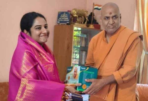 के. मंजुलक्ष्मी यांनी घेतली काडसिद्धेश्वर महास्वामी यांची भेट