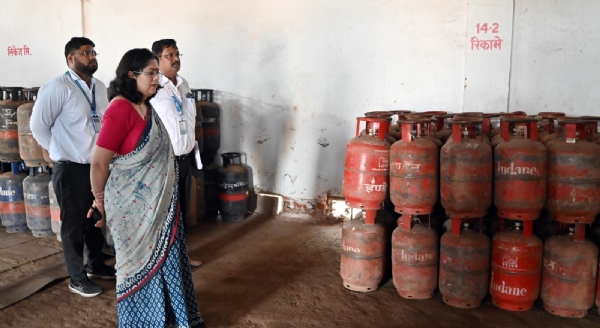 चंद्रपूर : गॅस एजन्सी व गोदामला जिल्हाधिका-यांची अकस्मिक भेट... स्टॉक रजिस्टरची पाहणी ; भरलेले आणि रिकामे सिलिंडरची मोजणी
