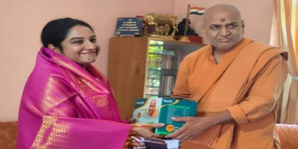 कोल्हापूर - के. मंजूलक्ष्मी यांनी कणेरी मठात घेतले काडसिद्धेश्वर स्वामीजींचे आशीर्वाद