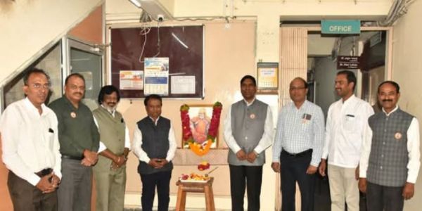 सोलापूर विद्यापीठात संत गाडगेबाबा यांना अभिवादन व वृक्षारोपण