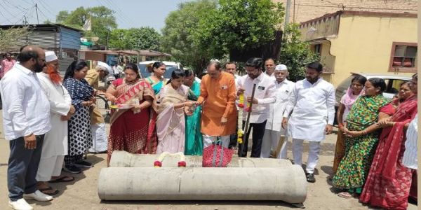 सोलापूर - जुनी लक्ष्मी चाळ येथे ड्रेनेज लाईन कामाचा शुभारंभ