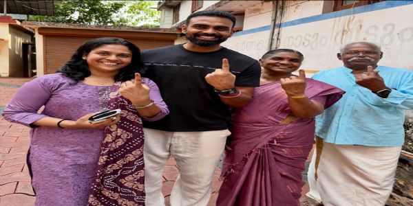 हॉकीपटू पी. आर. श्रीजेशने केले मतदान; रियान परागनेही बजावला मतदानाचा हक्क