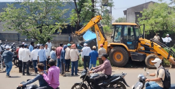 शिरोली एमआयडीसीत अनाधिकृत खोक्यांवर कारवाई