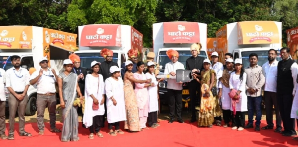फिरत्या रेस्टॉरंटची चावी महिलांना देताना सह पालकमंत्री जयस्वाल व इतर