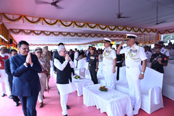 ६७ वा महाराष्ट्र राज्य स्थापना दिन: राज्यपालांची राष्ट्रध्वजाला मानवंदना