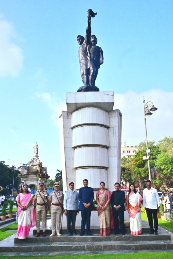 मुख्यमंत्री फडणवीस मान्यवरांचे हुतात्म्यांना अभिवादन
