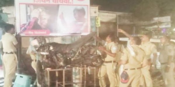 लातूर - अपघातग्रस्त बाईकद्वारे नागरिकांना संदेश देत हेल्मेट जनजागृती मोहीम