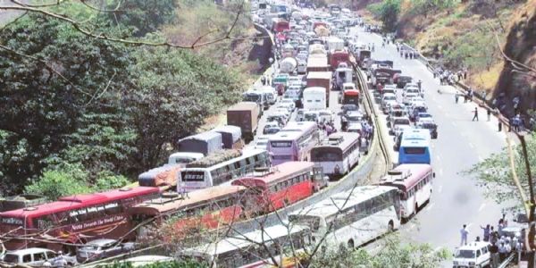 मुंबई–पुणे एक्सप्रेसवेवर प्रचंड वाहतूक कोंडी