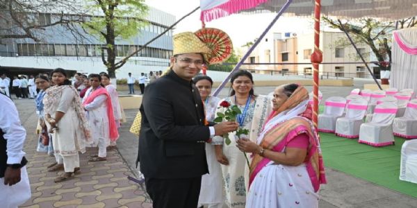 सोलापूर जिल्हाधिकाऱ्यांच्या हस्ते ध्वजारोहण
