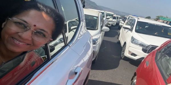 मुंबई-पुणे एक्सप्रेस वेवर ट्रॅफिक जॅम, सुप्रिया सुळे तब्बल दोन तास अडकल्या