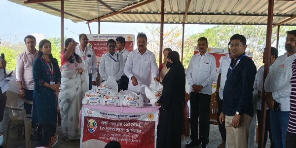 महाराष्ट्र दिनी उपक्रम : दत्तक घेतलेल्या क्षयरुग्णांना पोषण आहाराचे वाटप !