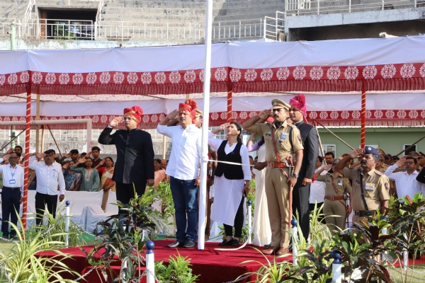 महाराष्ट्र राज्याच्या ६७ व्या स्थापना दिनानिमित्त छत्रपती शाहू स्टेडियम येथे आयोजित मुख्य शासकीय ध्वजारोहण समारंभ