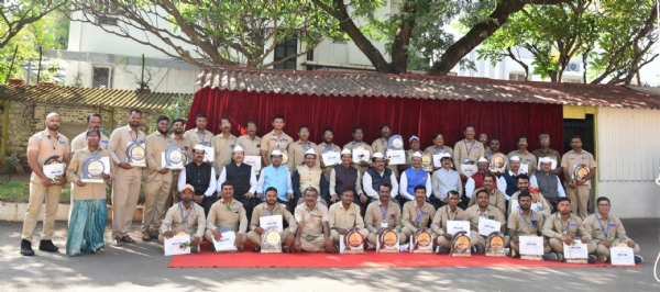 पुरस्कार प्राप्त कर्मचारी सोबत मुख्य अभियंता स्वप्नील काटकर