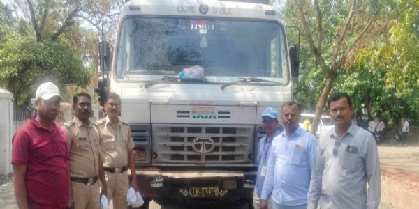 लातूर तालुक्यात अवैध गौण खनिज वाहतुकीवर महसूल विभागाचा कारवाई