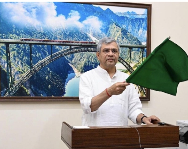 ASHWINI VAISHNAW BENGALURU MUMBAI TRAIN FLAGOFF ASHWINI VAISHNAW BENGALURU MUMBAI TRAIN FLAGOFF