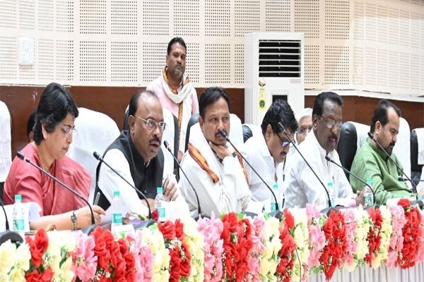 बियाणे व खत खरेदीसाठी लिंकिंग अमान्य कठोर कारवाईचा पालकमंत्र्याचा इशारा बियाणे व खत खरेदीसाठी लिंकिंग अमान्य कठोर कारवाईचा पालकमंत्र्याचा इशारा