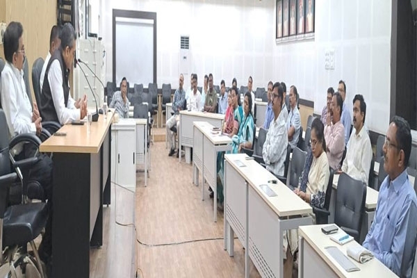 विद्यापीठात इंधन व उर्जा बचतीसाठी ‘नो व्हिकल डे’ विद्यापीठात इंधन व उर्जा बचतीसाठी ‘नो व्हिकल डे’
