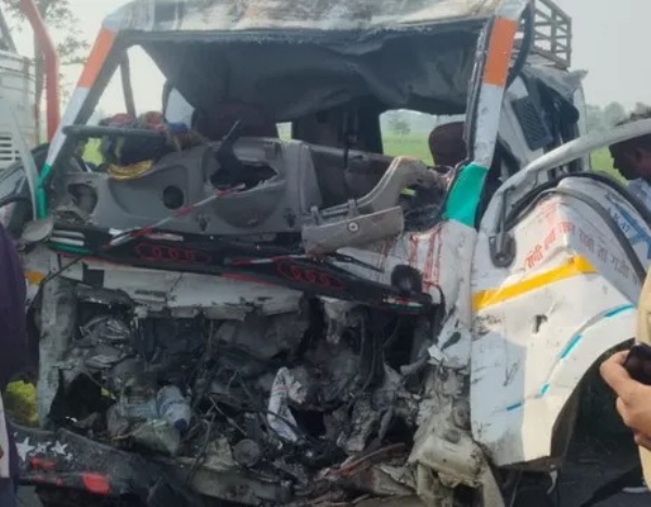 UP Lakhimpur Kheri collision truck Magic van 10 dead UP Lakhimpur Kheri collision truck Magic van 10 dead