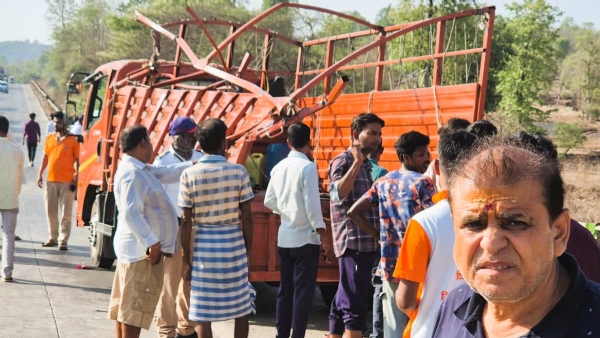 मुंबई-अहमदाबाद महामार्गावर भीषण अपघाता नंतरचे दृष्य