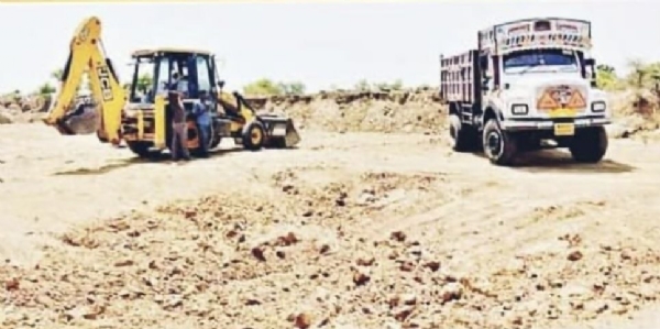 अप्पर वर्धा कालव्यालगत कोट्यवधींची मुरूम चोरी अप्पर वर्धा कालव्यालगत कोट्यवधींची मुरूम चोरी