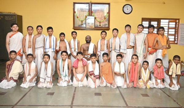 रत्नागिरीच्या वेदशाळेतील संस्कार वर्गाचे विद्यार्थी रत्नागिरीच्या वेदशाळेतील संस्कार वर्गाचे विद्यार्थी