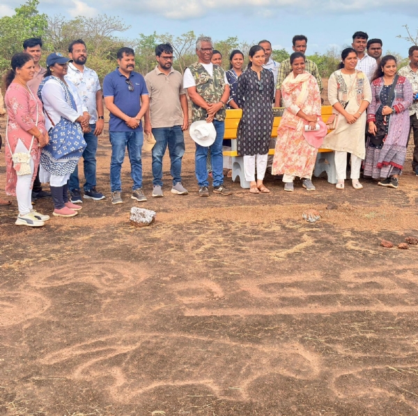 कुडोपी कातळशिल्प जिल्हाधिकारी तृप्ती धोडमिसे भेट कुडोपी कातळशिल्प जिल्हाधिकारी तृप्ती धोडमिसे भेट