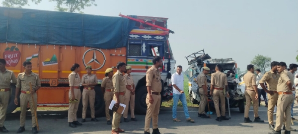 UP Lakhimpur Kheri collision truck Magic van 10 dead UP Lakhimpur Kheri collision truck Magic van 10 dead