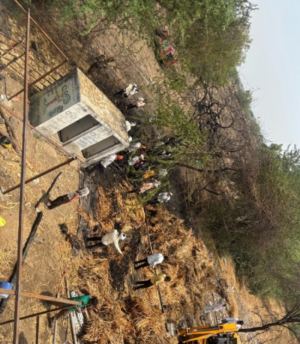 म्हाळसापूर येथील आगीत कडबा आणि शेतीचे साहित्य जळून खाक :शेतक-याचे लाखोंचे नुकसान म्हाळसापूर येथील आगीत कडबा आणि शेतीचे साहित्य जळून खाक :शेतक-याचे लाखोंचे नुकसान