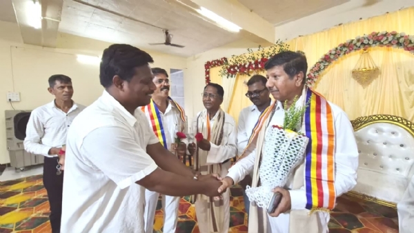 राजापूरचे नगरसेवक सिद्धांत जाधव यांचे अभिनंदन करताना भीमराव आंबेडकर, सोबत पदाधिकारी राजापूरचे नगरसेवक सिद्धांत जाधव यांचे अभिनंदन करताना भीमराव आंबेडकर, सोबत पदाधिकारी