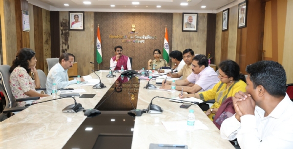 ## शिवराज्याभिषेक सोहळ्याचे काटेकोर नियोजन करा – जिल्हाधिकारी किशन जावळे दुर्गराज रायगड येथे होणाऱ्या शिवराज्याभिषेक सोहळ्याच्या पार्श्वभूमीवर प्रशासनाने तयारीला वेग दिला असून, कार्यक्रमाचे काटेकोर व सूक्ष्म नियोजन करण्याच्या सूचना जिल्हाधिकारी किशन जावळे यांनी सर्व संबंधित विभागांना दिल्या आहेत. तारखेनुसार 6 जून आणि तिथीनुसार 26 जून 2026 रोजी आयोजित करण्यात येणाऱ्या शिवराज्याभिषेक सोहळ्याच्या नियोजनासाठी जिल्हाधिकारी यांच्या अध्यक्षतेखाली दुरदृश्यप्रणालीद्वारे आढावा बैठक पार पडली. जिल्हाधिकारी कार्यालयात आयोजित या बैठकीस जिल्हा पोलीस अधीक्षक आचल दलाल, उपजिल्हाधिकारी (सा.प्र.) डॉ. रविंद्र शेळके, जिल्हा शल्य चिकित्सक डॉ. निशिकांत पाटील, सार्वजनिक बांधकाम विद्युत विभागाचे अधिकारी तसेच विविध शासकीय विभागांचे अधिकारी प्रत्यक्ष आणि ऑनलाइन उपस्थित होते. यावेळी बोलताना जिल्हाधिकारी किशन जावळे यांनी सांगितले की, शिवराज्याभिषेक सोहळा हा लाखो शिवभक्तांच्या श्रद्धेचा विषय असून कार्यक्रम सुव्यवस्थित आणि सुरक्षित वातावरणात पार पडणे ही प्रशासनाची सामूहिक जबाबदारी आहे. गडावर येणाऱ्या शिवभक्तांना कोणतीही गैरसोय होऊ नये यासाठी आरोग्य, पाणीपुरवठा, मंडप, खानपान, परिवहन, राजशिष्टाचार, विद्युत, स्वच्छता आणि शौचालय अशा विविध समित्यांची नियुक्ती करण्यात आली आहे. प्रत्येक समितीने आपापल्या जबाबदाऱ्या काटेकोरपणे पार पाडून कार्यक्रम यशस्वी करण्याचे निर्देश त्यांनी दिले. आपत्कालीन परिस्थिती लक्षात घेऊन गडावर वैद्यकीय पथके, स्ट्रेचर, आवश्यक औषधसाठा उपलब्ध ठेवण्याच्या सूचना देण्यात आल्या. विशेषतः सर्पदंशाच्या घटना लक्षात घेऊन प्रतिबंधात्मक औषधांची उपलब्धता ठेवण्याचे आदेश देण्यात आले. पावसाळ्याच्या पार्श्वभूमीवर मंडप, भोजन, विद्युत आणि आरोग्य यंत्रणा सज्ज ठेवण्यावर भर देण्यात आला. यावर्षी कोणतीही समस्या निर्माण होऊ नये यासाठी पार्किंग व्यवस्था, पिण्याचे पाणी, स्वच्छता, आरोग्य सुविधा आणि गडाकडे जाणाऱ्या मार्गांचे नियोजन करण्याच्या सूचना देण्यात आल्या. तसेच वाहनतळ आणि मार्गदर्शनासाठी आवश्यक माहिती फलक उभारण्याचे निर्देशही संबंधित विभागांना देण्यात आले. शिवभक्तांशी सलोख्याने वागून काटकसरीच्या धोरणानुसार खर्च करण्याचे आवाहनही जिल्हाधिकारी किशन जावळे यांनी यावेळी केले. ## शिवराज्याभिषेक सोहळ्याचे काटेकोर नियोजन करा – जिल्हाधिकारी किशन जावळे दुर्गराज रायगड येथे होणाऱ्या शिवराज्याभिषेक सोहळ्याच्या पार्श्वभूमीवर प्रशासनाने तयारीला वेग दिला असून, कार्यक्रमाचे काटेकोर व सूक्ष्म नियोजन करण्याच्या सूचना जिल्हाधिकारी किशन जावळे यांनी सर्व संबंधित विभागांना दिल्या आहेत. तारखेनुसार 6 जून आणि तिथीनुसार 26 जून 2026 रोजी आयोजित करण्यात येणाऱ्या शिवराज्याभिषेक सोहळ्याच्या नियोजनासाठी जिल्हाधिकारी यांच्या अध्यक्षतेखाली दुरदृश्यप्रणालीद्वारे आढावा बैठक पार पडली. जिल्हाधिकारी कार्यालयात आयोजित या बैठकीस जिल्हा पोलीस अधीक्षक आचल दलाल, उपजिल्हाधिकारी (सा.प्र.) डॉ. रविंद्र शेळके, जिल्हा शल्य चिकित्सक डॉ. निशिकांत पाटील, सार्वजनिक बांधकाम विद्युत विभागाचे अधिकारी तसेच विविध शासकीय विभागांचे अधिकारी प्रत्यक्ष आणि ऑनलाइन उपस्थित होते. यावेळी बोलताना जिल्हाधिकारी किशन जावळे यांनी सांगितले की, शिवराज्याभिषेक सोहळा हा लाखो शिवभक्तांच्या श्रद्धेचा विषय असून कार्यक्रम सुव्यवस्थित आणि सुरक्षित वातावरणात पार पडणे ही प्रशासनाची सामूहिक जबाबदारी आहे. गडावर येणाऱ्या शिवभक्तांना कोणतीही गैरसोय होऊ नये यासाठी आरोग्य, पाणीपुरवठा, मंडप, खानपान, परिवहन, राजशिष्टाचार, विद्युत, स्वच्छता आणि शौचालय अशा विविध समित्यांची नियुक्ती करण्यात आली आहे. प्रत्येक समितीने आपापल्या जबाबदाऱ्या काटेकोरपणे पार पाडून कार्यक्रम यशस्वी करण्याचे निर्देश त्यांनी दिले. आपत्कालीन परिस्थिती लक्षात घेऊन गडावर वैद्यकीय पथके, स्ट्रेचर, आवश्यक औषधसाठा उपलब्ध ठेवण्याच्या सूचना देण्यात आल्या. विशेषतः सर्पदंशाच्या घटना लक्षात घेऊन प्रतिबंधात्मक औषधांची उपलब्धता ठेवण्याचे आदेश देण्यात आले. पावसाळ्याच्या पार्श्वभूमीवर मंडप, भोजन, विद्युत आणि आरोग्य यंत्रणा सज्ज ठेवण्यावर भर देण्यात आला. यावर्षी कोणतीही समस्या निर्माण होऊ नये यासाठी पार्किंग व्यवस्था, पिण्याचे पाणी, स्वच्छता, आरोग्य सुविधा आणि गडाकडे जाणाऱ्या मार्गांचे नियोजन करण्याच्या सूचना देण्यात आल्या. तसेच वाहनतळ आणि मार्गदर्शनासाठी आवश्यक माहिती फलक उभारण्याचे निर्देशही संबंधित विभागांना देण्यात आले. शिवभक्तांशी सलोख्याने वागून काटकसरीच्या धोरणानुसार खर्च करण्याचे आवाहनही जिल्हाधिकारी किशन जावळे यांनी यावेळी केले.
