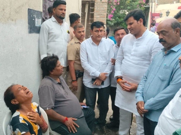 आ.रवि राणा यांनी खोलापुरी गेट येथे जाऊन तलावात बुडुन मुत्यु झालेल्या चिमुकल्यांचा कुटुंबियांना दिली सात्वंन भेट आ.रवि राणा यांनी खोलापुरी गेट येथे जाऊन तलावात बुडुन मुत्यु झालेल्या चिमुकल्यांचा कुटुंबियांना दिली सात्वंन भेट