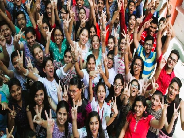 निकाल जाहीर झाल्यावर जल्लोष करताना विद्यार्थीनी