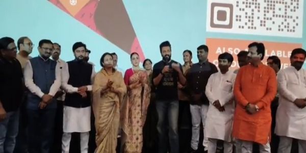 रितेश देशमुख याने कुटुंबियांसह दिली लातूरमधील चित्रपटगृहाला भेट