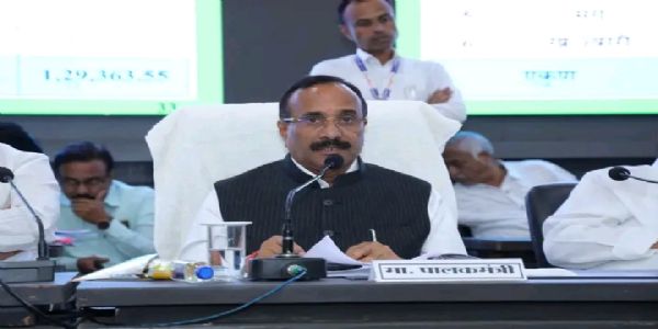 शेतकऱ्यांच्या हिताला प्राधान्य देऊन कामे करा - पालकमंत्री अतुल सावे
