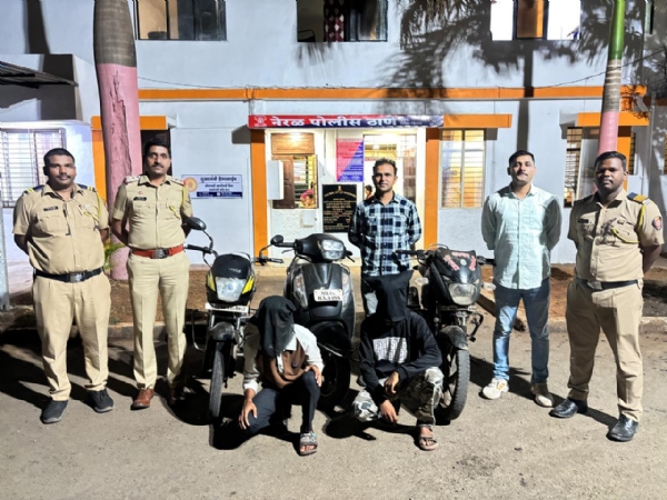 **गुन्हा रजी. नं. १००/२०२६ : नेरळ पोलिसांकडून दुचाकी चोरट्यांच्या टोळीचा पर्दाफाश**  अलिबाग : रायगड जिल्ह्यातील नेरळ पोलिसांनी मोटारसायकल चोरी करणाऱ्या टोळीचा पर्दाफाश करत चार आरोपींना अटक केली आहे. या टोळीने रायगड आणि ठाणे ग्रामीण परिसरात दुचाकी चोरीच्या अनेक घटना घडवल्याचे तपासात उघड झाले आहे. पोलिसांनी आरोपींकडून चोरीच्या तीन मोटारसायकली जप्त केल्या असून त्यांची एकूण किंमत सुमारे ९१ हजार रुपये असल्याची माहिती पोलिसांनी दिली.  नेरळ पोलीस ठाण्यात दाखल झालेल्या मोटारसायकल चोरीच्या गुन्ह्याचा तपास सुरू असताना पोलिसांनी तांत्रिक विश्लेषण आणि गुप्त माहितीच्या आधारे तपासाची चक्रे वेगाने फिरवली. तपासादरम्यान आरोपी हे मुरबाड तालुक्यातील हसरा परिसरात वास्तव्यास असल्याचे निष्पन्न झाले. त्यानुसार पोलिसांनी सापळा रचून काही तासांतच आरोपींना ताब्यात घेतले.  अटक करण्यात आलेल्या आरोपींमध्ये करण अनिल शिनगारे (वय १९) आणि सुजल सुभाष जाधव (वय १९) यांच्यासह दोन विधीसंघर्षित बालकांचा समावेश आहे. चौकशीदरम्यान आरोपींनी नेरळ बाजारपेठ, पोही गाव तसेच पाटगाव परिसरातून मोटारसायकली चोरी केल्याची कबुली दिली.  या कारवाईत पोलीस उपनिरीक्षक सुशील काजोळकर, पोलीस हवालदार वाघमारे (ब.क्र. २३८४) तसेच पोलीस अमलदार केकान, बेंद्रे आणि वांगणेकर यांनी महत्त्वाची भूमिका बजावत गुन्हा रजी. नं. १००/२०२६ चा छडा लावत आरोपींना जेरबंद केले.  या प्रकरणी नेरळ पोलीस ठाणे तसेच मुरबाड पोलीस ठाण्यातील तीन गुन्हे उघडकीस आले असून पुढील तपास सुरू आहे. ही कारवाई पोलीस अधीक्षक अंचल दलाल आणि अपर पोलीस अधीक्षक अभिजीत शिवथरे यांच्या मार्गदर्शनाखाली करण्यात आली.