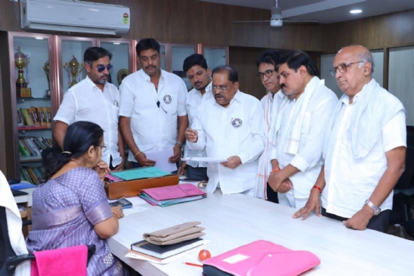 ई-फार्मसी विरोधात औषध विक्रेत्यांद्वारे कडकडीत बंद ः शहरासह जिल्ह्यातील चित्र ः प्रशासनास निवेदन ः ऑनलाईन विक्री, किंमत धोरण व अधिसूचना माघारी घेण्याची मागणी ई-फार्मसी विरोधात औषध विक्रेत्यांद्वारे कडकडीत बंद ः शहरासह जिल्ह्यातील चित्र ः प्रशासनास निवेदन ः ऑनलाईन विक्री, किंमत धोरण व अधिसूचना माघारी घेण्याची मागणी