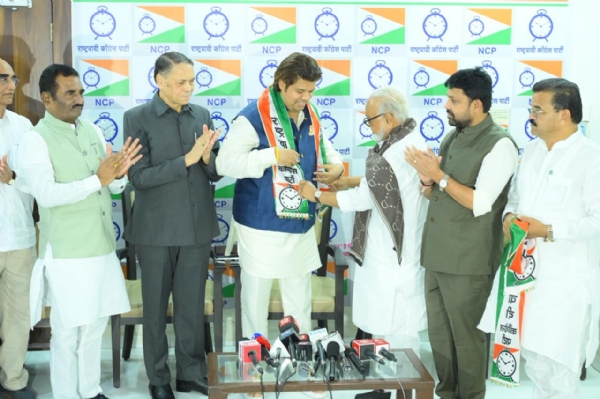 प्रबोध डावखरेंच्या हाती राष्ट्रवादी काँग्रेसचे घड्याळ प्रबोध डावखरेंच्या हाती राष्ट्रवादी काँग्रेसचे घड्याळ