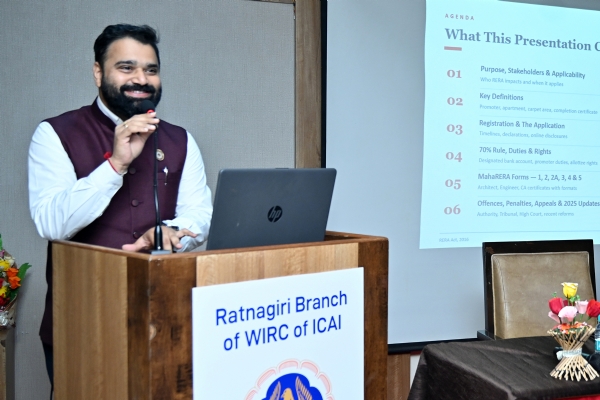 महारेराविषणी माहिती देताना मंगेश घाणेकर महारेराविषणी माहिती देताना मंगेश घाणेकर