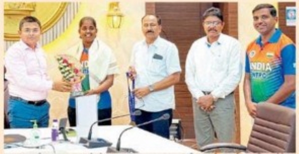 वर्ल्ड आर्चरी चॅम्पीयनशिपमध्ये ‘सुवर्ण’भेद आंतरराष्ट्रीय तिरंदाज कुमकुम मोहोडचा जिल्हाधिकाऱ्यांनी केला सन्मान वर्ल्ड आर्चरी चॅम्पीयनशिपमध्ये ‘सुवर्ण’भेद आंतरराष्ट्रीय तिरंदाज कुमकुम मोहोडचा जिल्हाधिकाऱ्यांनी केला सन्मान