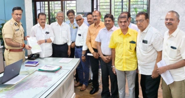 डॉ. सुनील देशमुख यांच्या नेतृत्वात शहरातील ढासळलेल्या ट्रॅफिक व्यवस्थेचे पोस्टमार्टम नागरिकांना सुरक्षित रस्ते वाहतुकीची गरज” डॉ. सुनील देशमुख यांच्या नेतृत्वात शहरातील ढासळलेल्या ट्रॅफिक व्यवस्थेचे पोस्टमार्टम नागरिकांना सुरक्षित रस्ते वाहतुकीची गरज”