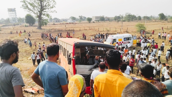 गडचिरोली एसटी बस अपघाताचे छायाचित्र