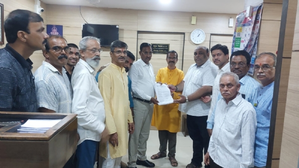 रत्नागिरीचे अतिरिक्त जिल्हाधिकारी भाऊसाहेब गलांडे यांना निवेदन देताना मंदिर विश्वस्त, हिंदुत्वनिष्ठ आणि महाराष्ट्र मंदिर महासंघाचे कार्यकर्ते रत्नागिरीचे अतिरिक्त जिल्हाधिकारी भाऊसाहेब गलांडे यांना निवेदन देताना मंदिर विश्वस्त, हिंदुत्वनिष्ठ आणि महाराष्ट्र मंदिर महासंघाचे कार्यकर्ते