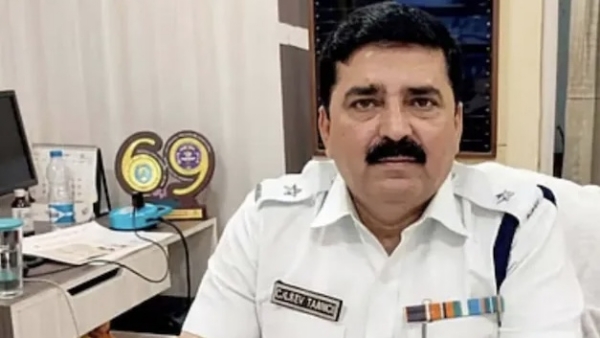 ईडीकडून बंगालमध्ये माजी डीसीपी शांतनु सिन्हा, सोना पप्पू यांच्या नऊ ठिकाणांवर छापे ईडीकडून बंगालमध्ये माजी डीसीपी शांतनु सिन्हा, सोना पप्पू यांच्या नऊ ठिकाणांवर छापे