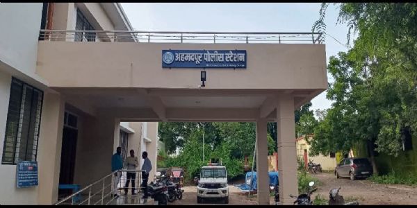 अहमदपूर एम.आय.डी.सी. परिसरात पाण्याच्या बाटलीवरून वाद; ५ जणांविरुद्ध गुन्हा